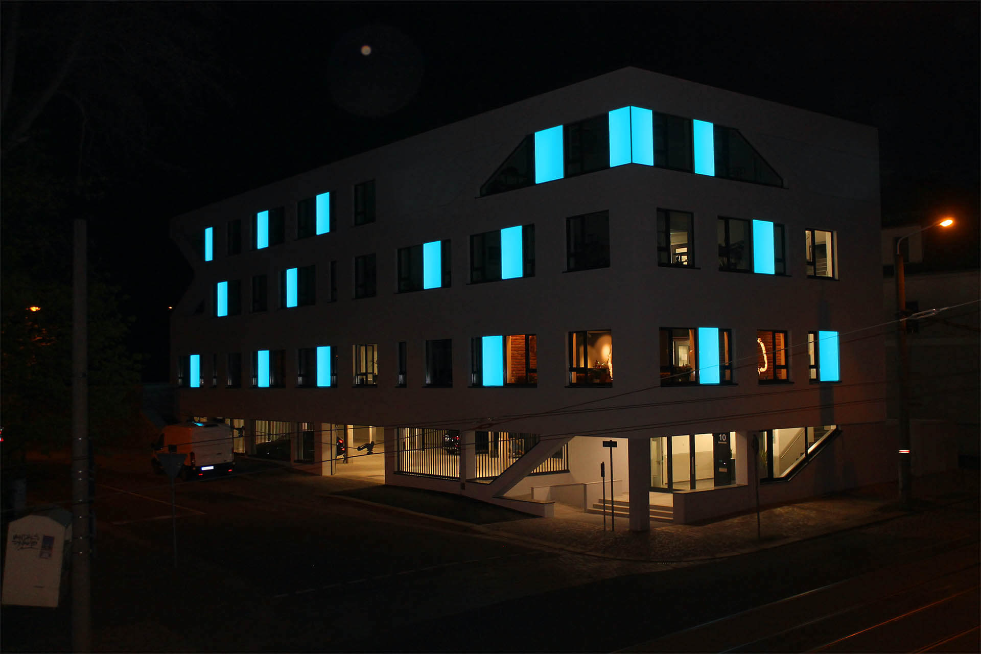 Partielle, hellblaue LED Fassadenbeleuchtung bei Nacht; led facade illumination with light blue led-panels