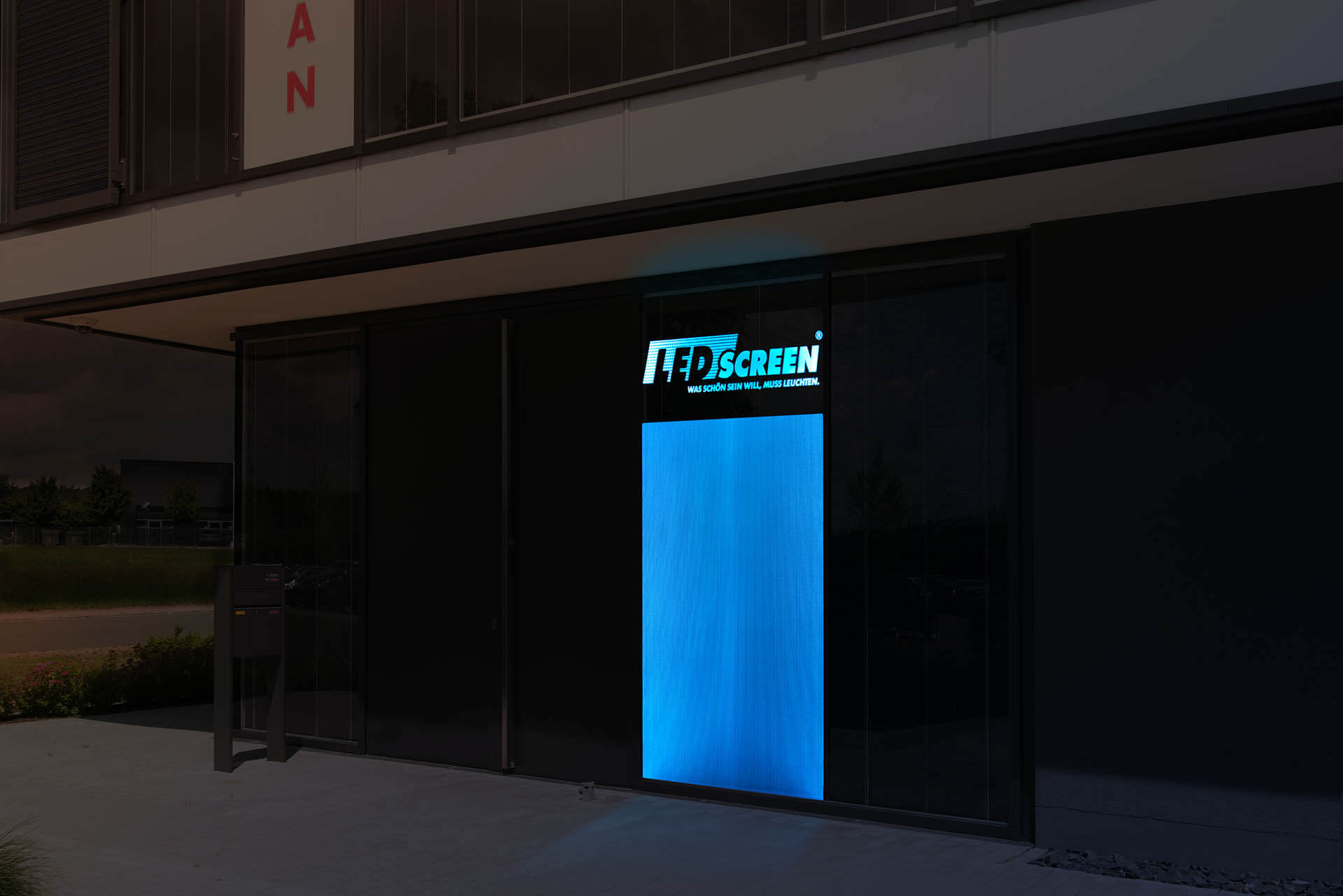 LED Isolierglas bei Nacht; blue LED glass window with logo