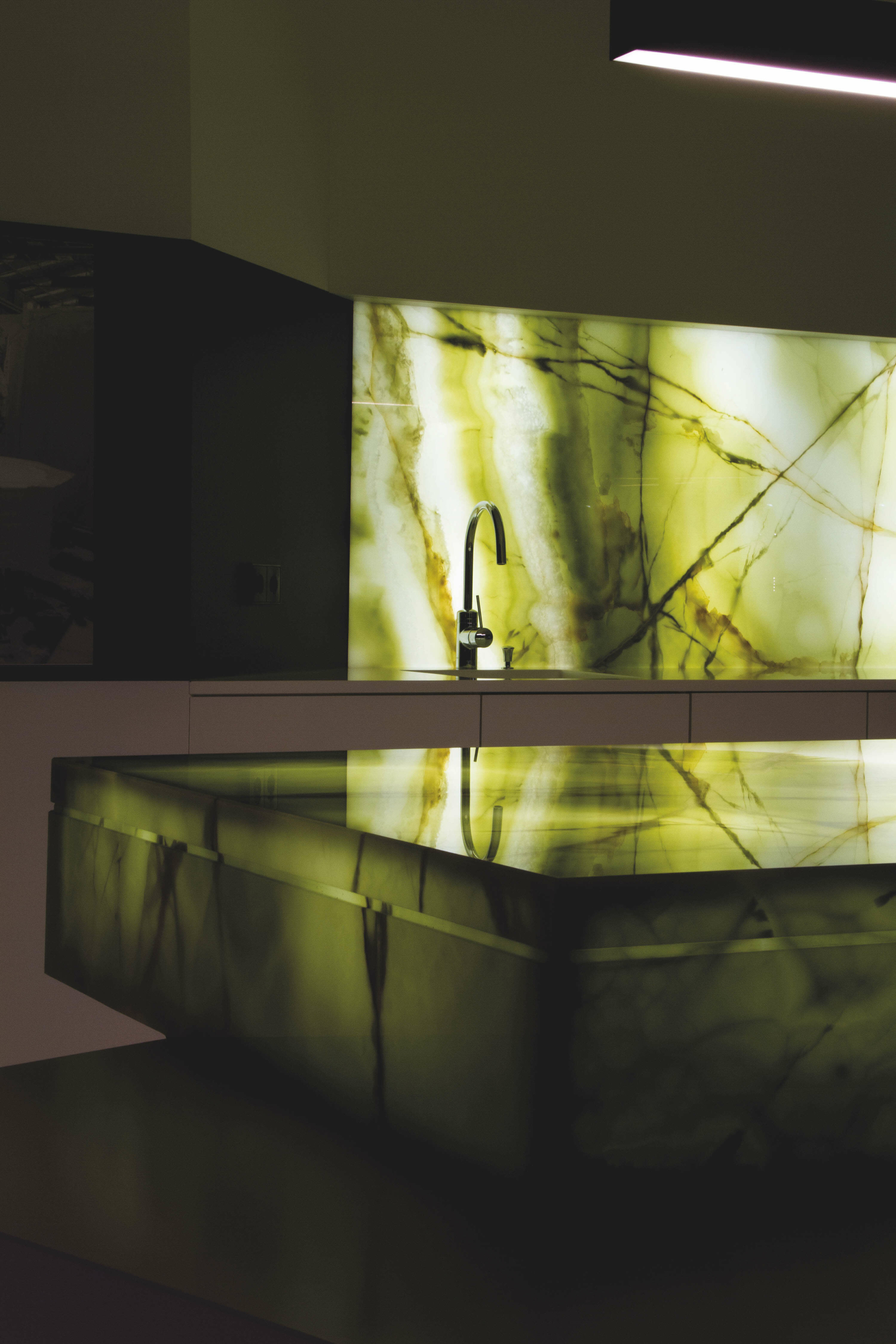 Beleuchtete LED-Küchenrückwand in Marmor Stein Optik; LED kitchen wall panel: The glass behind the natural stone (marble) illuminates the room.