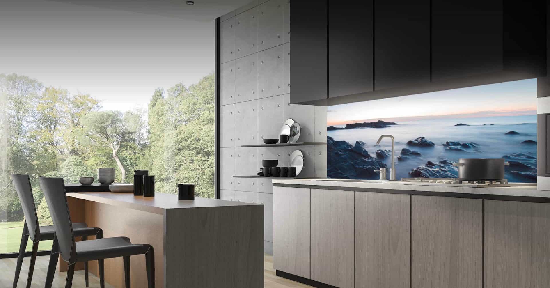 LED Küchenwand aus Glas mit Motiv "Berge im Nebel"; LED kitchen wall panel with foggy mountains motif