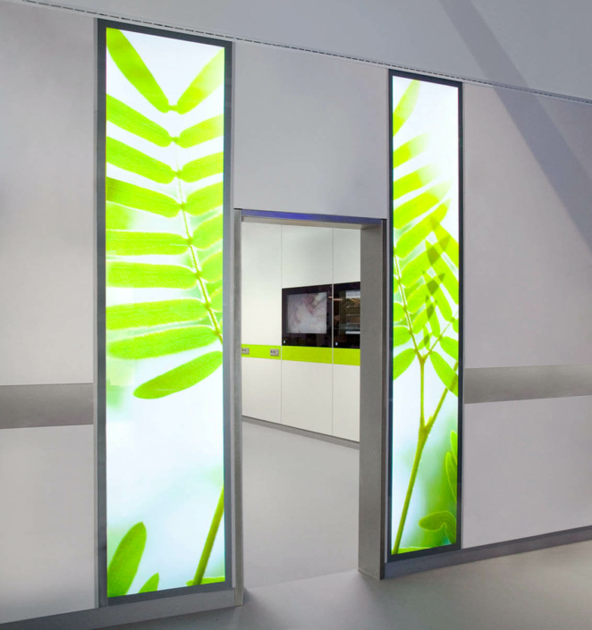 LED-Wandbeleuchtung mit Natur-Motiv im Krankenhaus