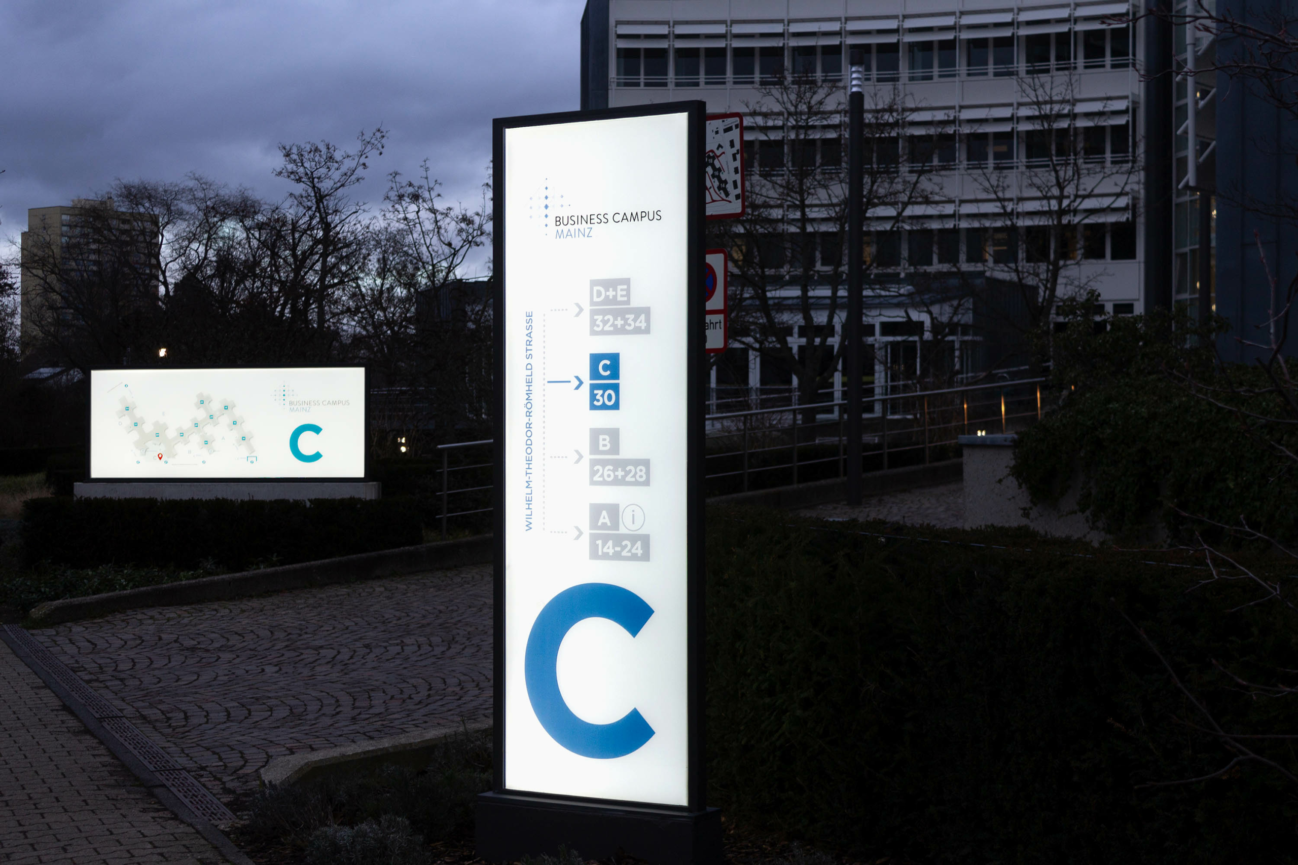 LED-Firmenschild und beleuchteter Orientierungs-Plan: 2 beleuchtete Pylone außen auf dem Business Campus Mainz.