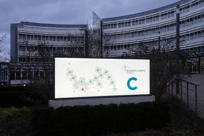 Beleuchtetes Firmenschild zur Orientierung