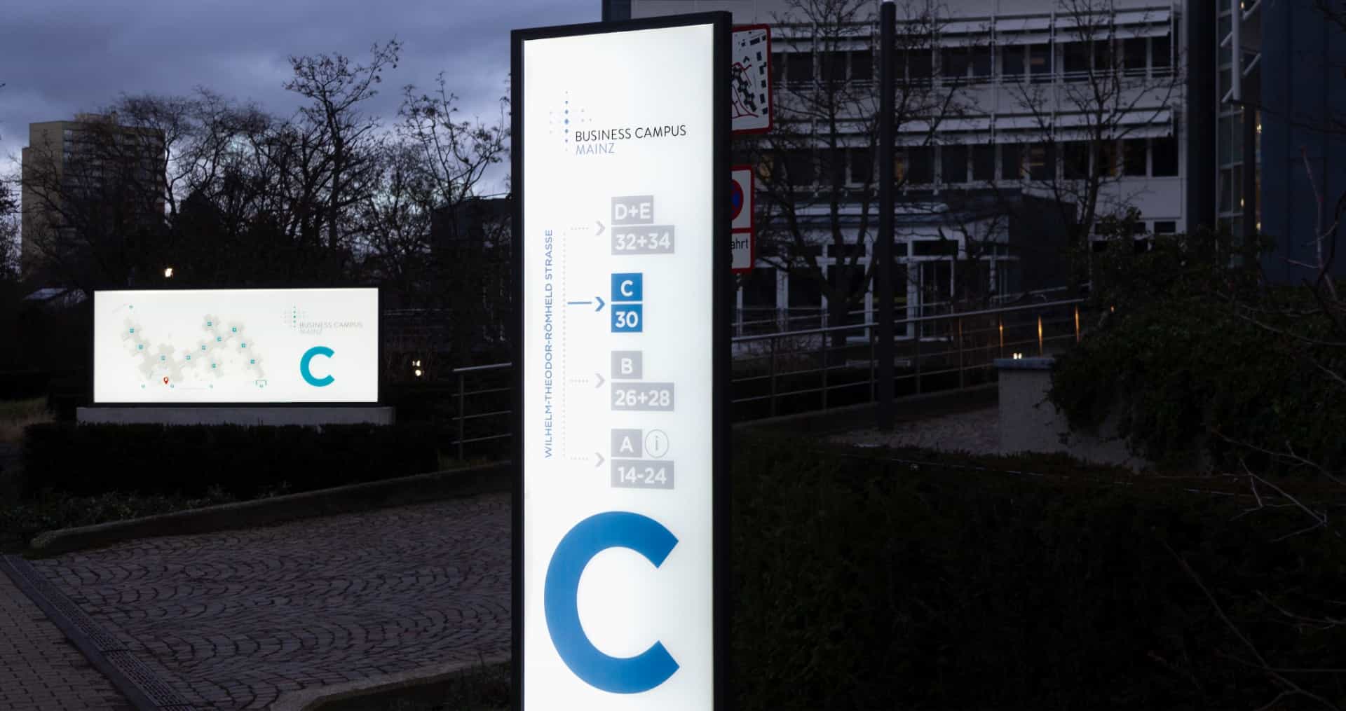 LED-Firmenschilder als Wegweiser zur Orientierung auf dem Business Campus Mainz. Die beleuchteten Pylone sind keine bloßen Werbetafeln, sondern weisen den Weg zu den einzelnen Gebäuden.