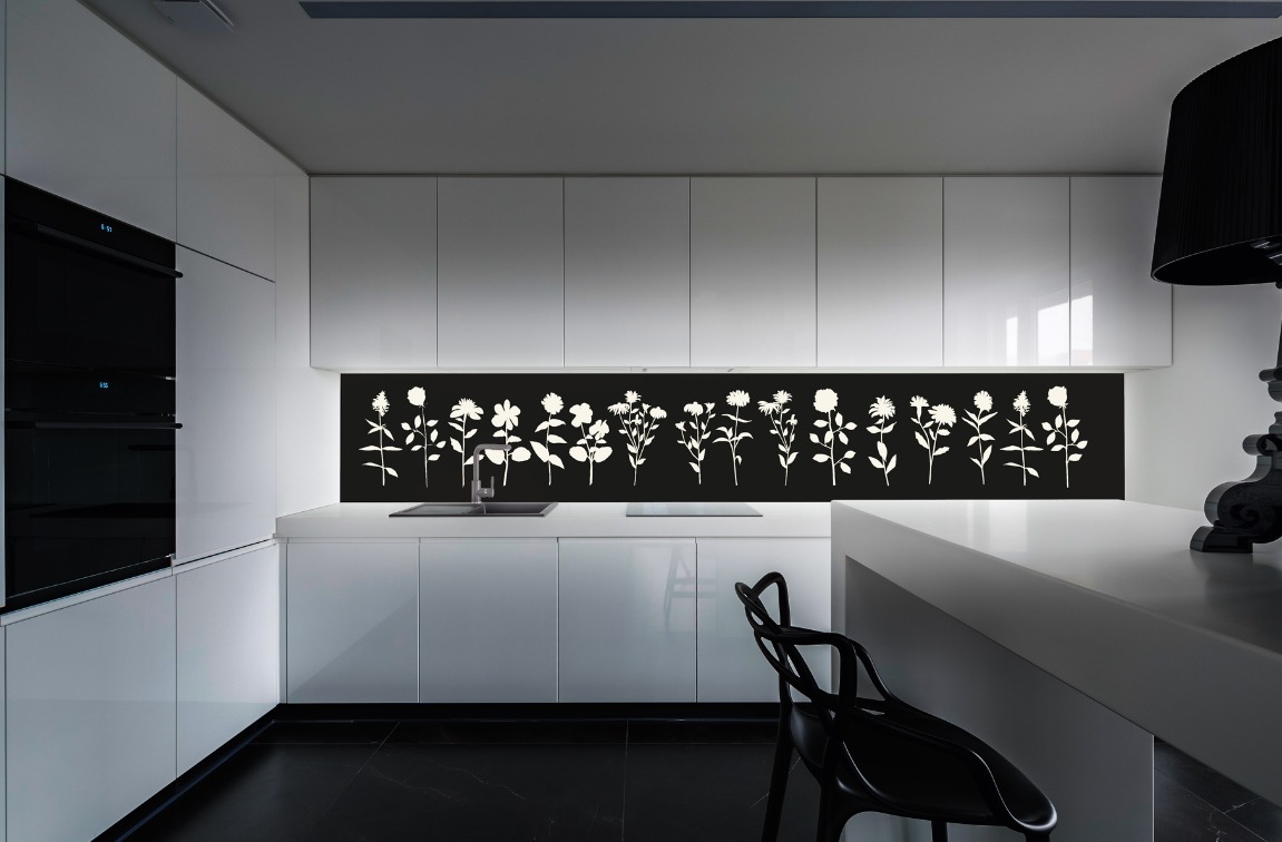 Beleuchtete Küchenrückwand mit Blumenmotiv