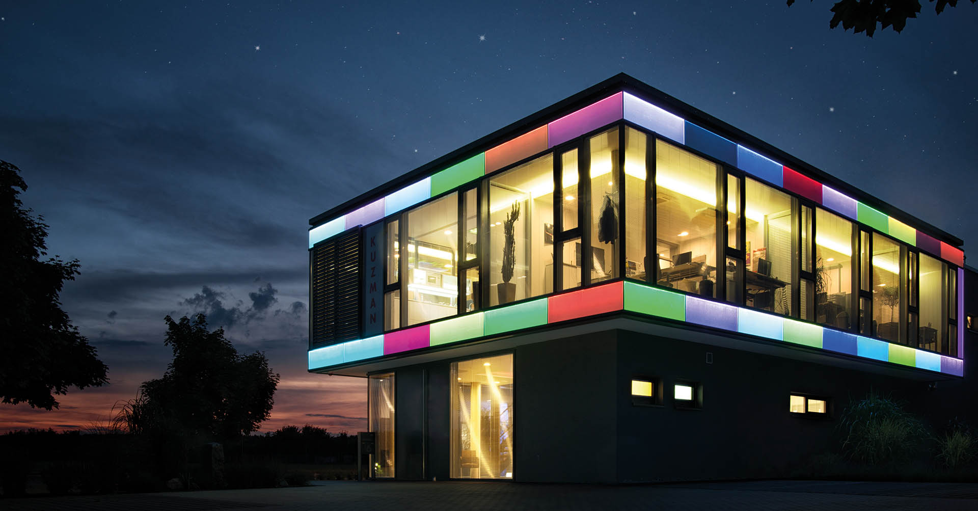 bunte LED-Panels an der Fassade eines Unternehmens