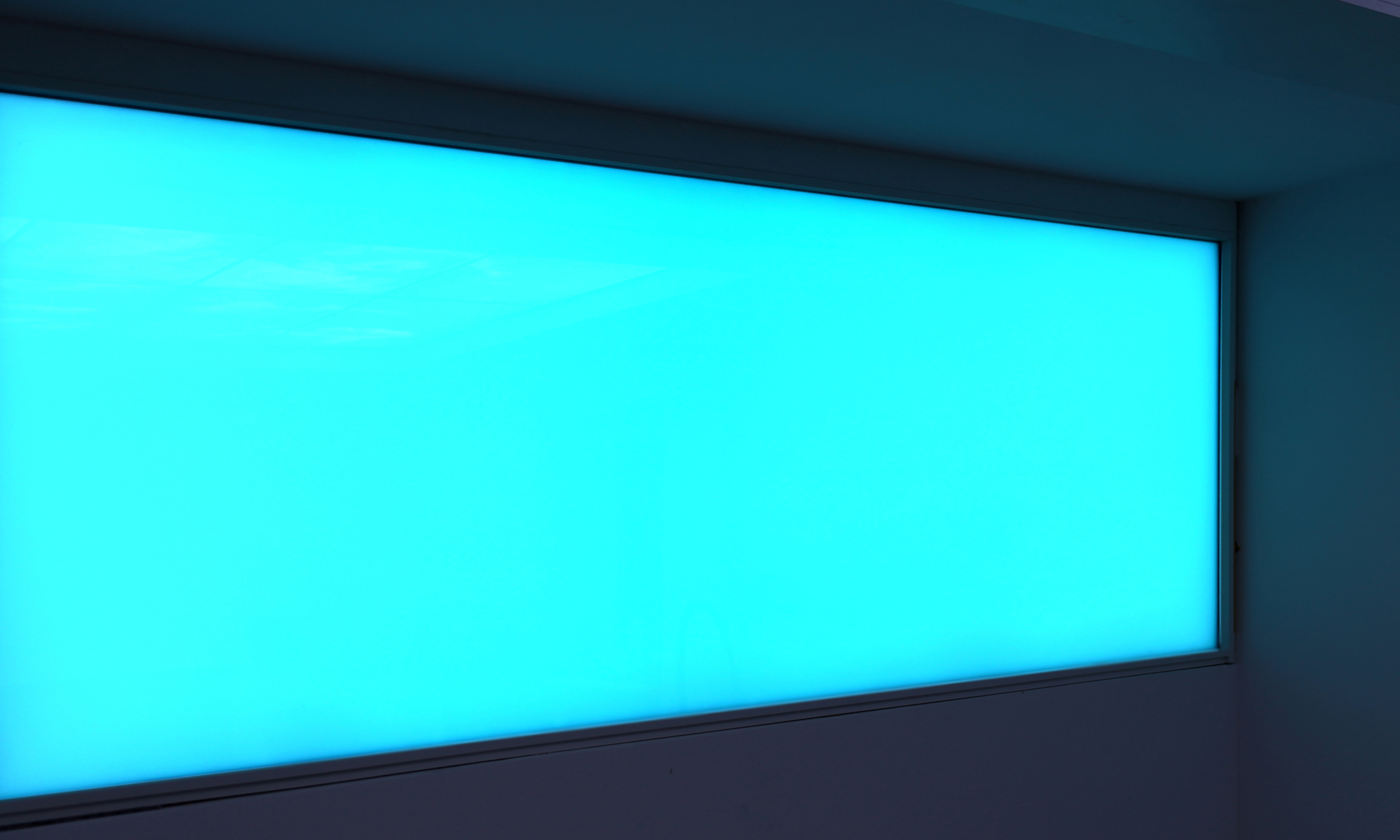 undurchsichtiges LED-Glas Panoramafenster in hellblau; horizontal, light blue LED-window