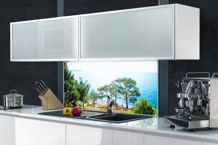 Beleuchtete LED-Küchenrückwand mit Urlaubsmotiv