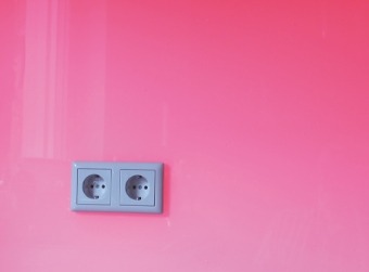rosa beleuchtetes LED-Panel mit Durchbruch für eine Doppel-Steckdose