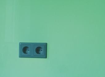 grün beleuchtetes LED-Panel mit Durchbruch für eine Doppel-Steckdose