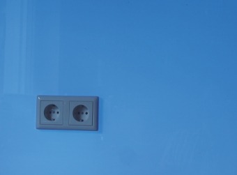 blau beleuchtetes LED-Panel mit Durchbruch für eine Doppel-Steckdose