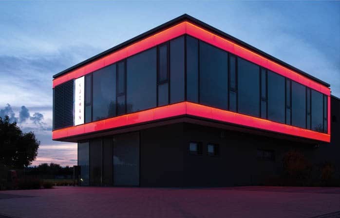 rote LED-Panels als Fassadenverkleidung