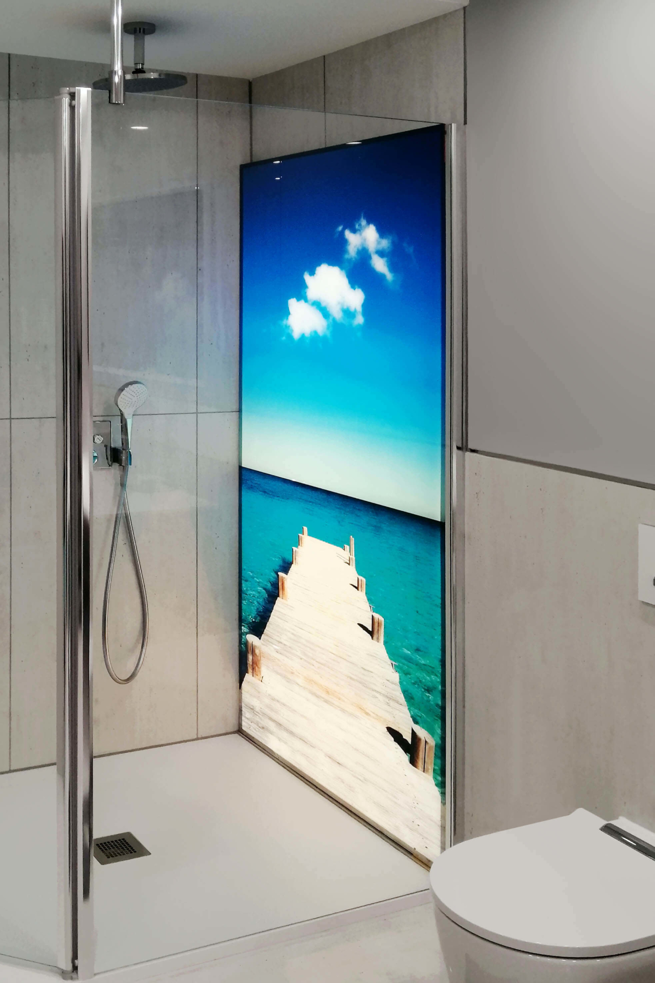 Beleuchtete LED-Duschrückwand mit Motiv Strand bzw. Meer; LED shower panel with an ocean motif (boardwalk)