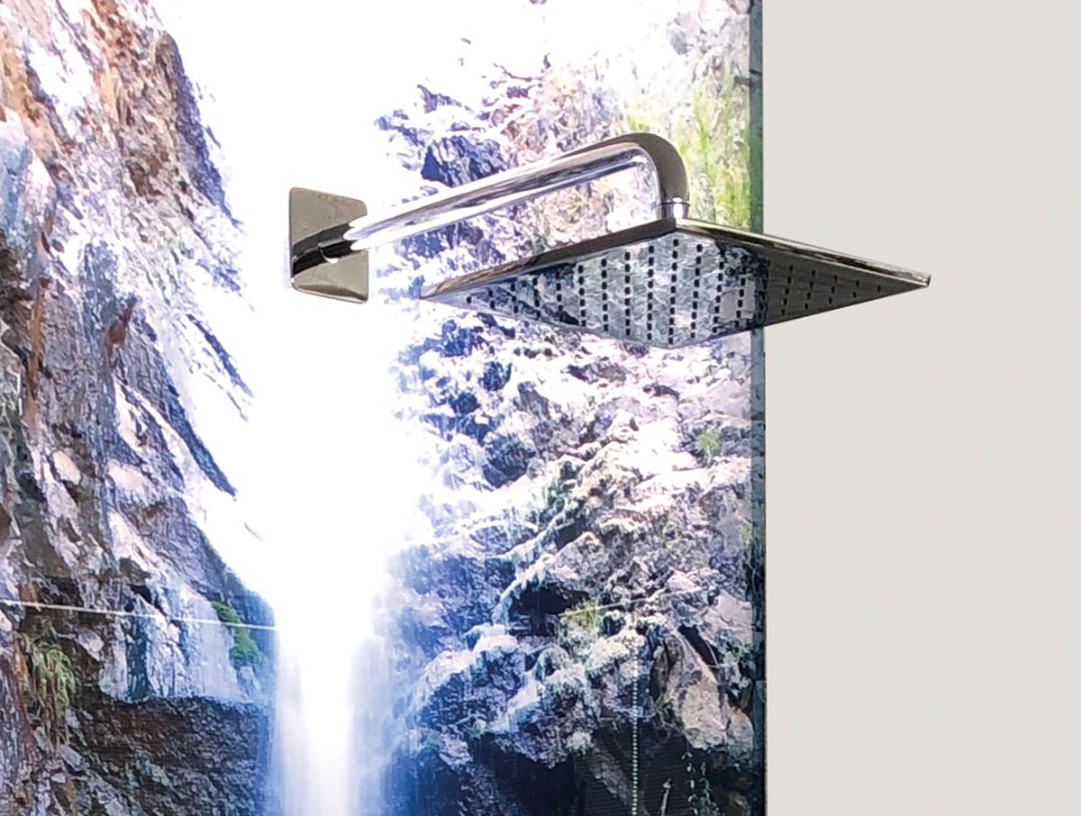 LED-Duschrückwand aus Glas mit LED und Durchbruch (Bohrung) für den Duschkopf. Individuelles Motiv Wasserfall. LED shower wall panel with hole for the shower head. Rainfall motif.