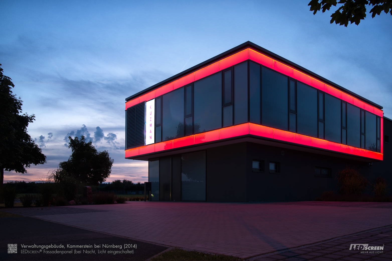 LED-Fassade aus roten LED-Paneelen; LED facade lighting made of red LED-panels