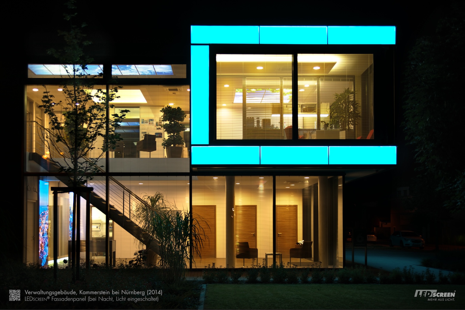 Türkise LED-Fassaden-Paneele an einem Bürogebäude; turquoise LED-facade-lighting on an office building