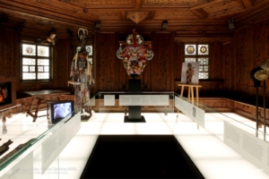 Weiße LED-Fußbodenbeleuchtung schafft in der Ausstellung eines Schloss-Museums Licht und schützt den ursprünglichen Boden vor Abnutzung.