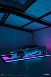 LED-Fußbodenbeleuchtung in einer Garage unter einem Auto.