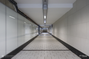 Personen-Unterführung am Bahnhof Miltenberg, links abgeschaltete LED-Panels aus Glas