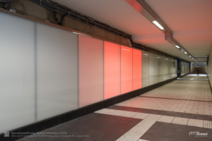Personenunterführung am Bahnhof Miltenberg mit LED-Flächenlichtern, auf denen sich ein rotes Licht bewegt.