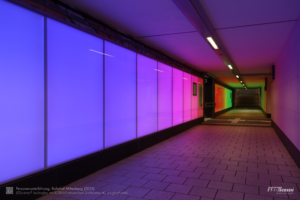 Gläserne LED-Panels am Bahnhof Miltenberg mit Farbwechsel.