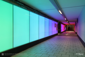 LED-beleuchtete Glasscheiben mit Farbwechsel am Bahnhof Miltenberg.