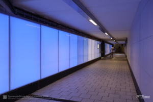 Bahnunterführung in Miltenberg mit gläsernen LED-Panels in verschiedenen Blau-Tönen.