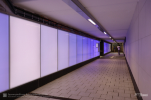 Bahnhof Miltenberg: Blau-Weißer Farbwechsel im Tunnel zu den Gleisen.