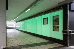Grün leuchtende LED-Glasscheiben im Tunnel des Bahnhofs Miltenberg.