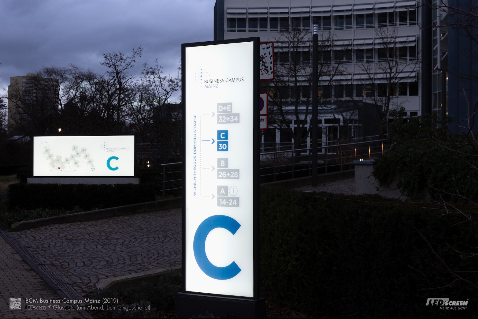 LED-Firmenschild und beleuchteter Orientierungs-Plan: 2 beleuchtete Pylone außen auf dem Business Campus Mainz.