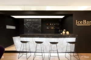 Ice Bar: weiß leuchtende LED-Theke in Naturstein-Optik und abgehängtes Sky Panel als Thekenbeleuchtung