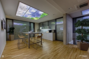 LED-Wolkendecke über einem Pausenraum.