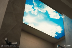 LED Wolkendecke mit Sonne als Beleuchtung über einer Dusche