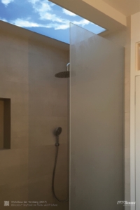 Wasserfeste LED-Wolkendecke mit blauem Himmel als künstliches Oberlicht über einer Dusche.