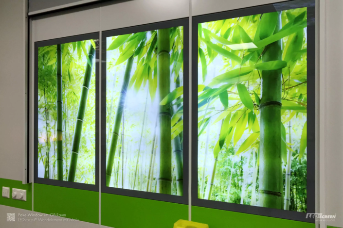 Künstliches Fenster mit Bambus-Motiv in einem OP-Saal.