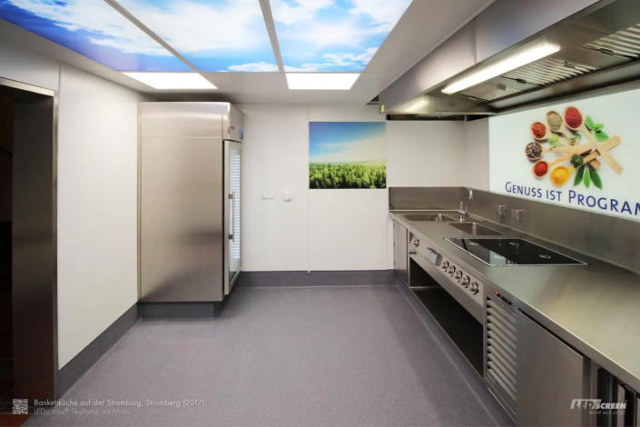 Beispiel für ein Tageslicht-Panel: Fake Window als künstliches Oberlicht in einer Küche.