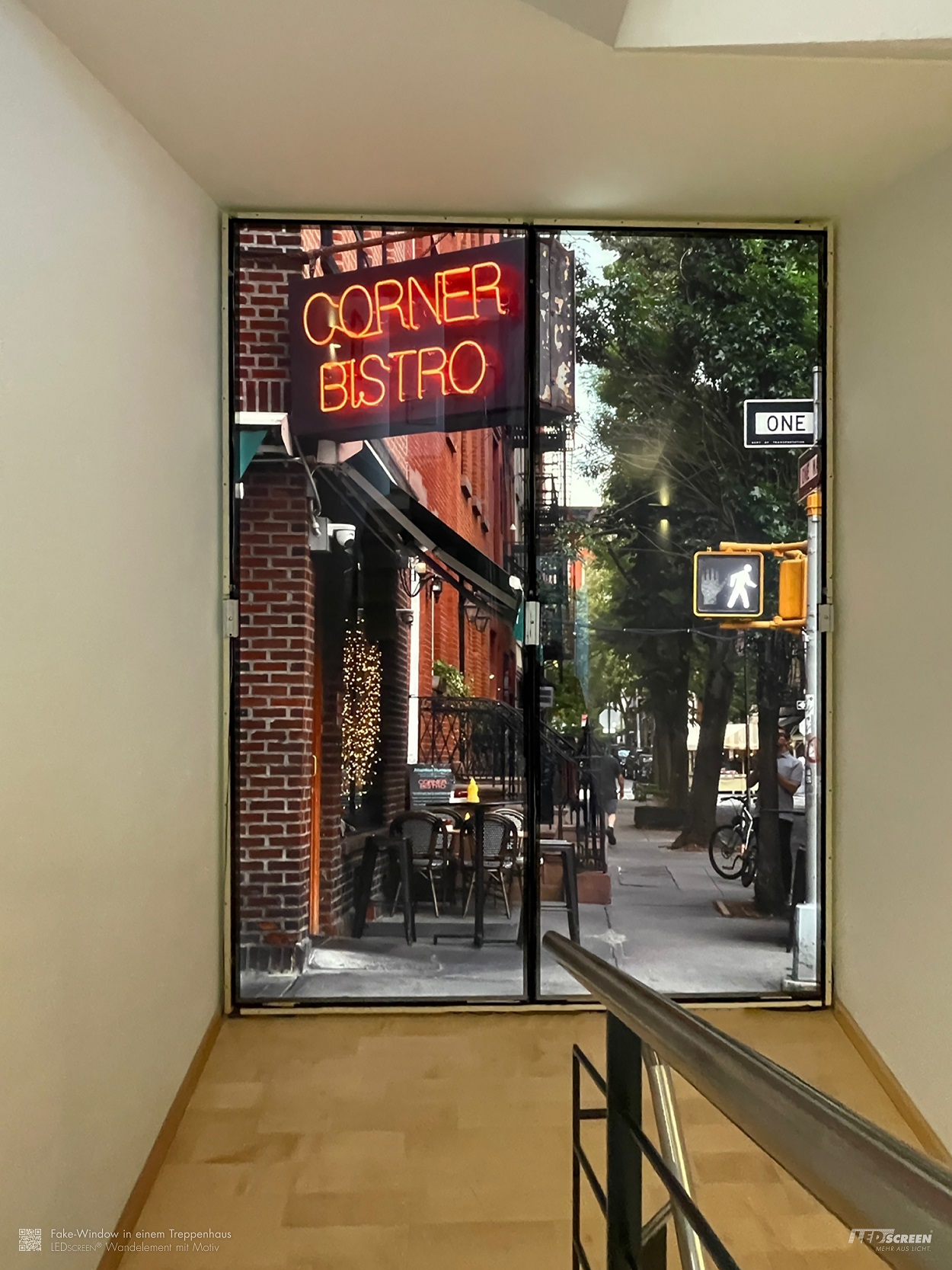 bodenlanges Fake Window: Tageslicht-Panel mit künstlichem Blick auf eine Straßenszene