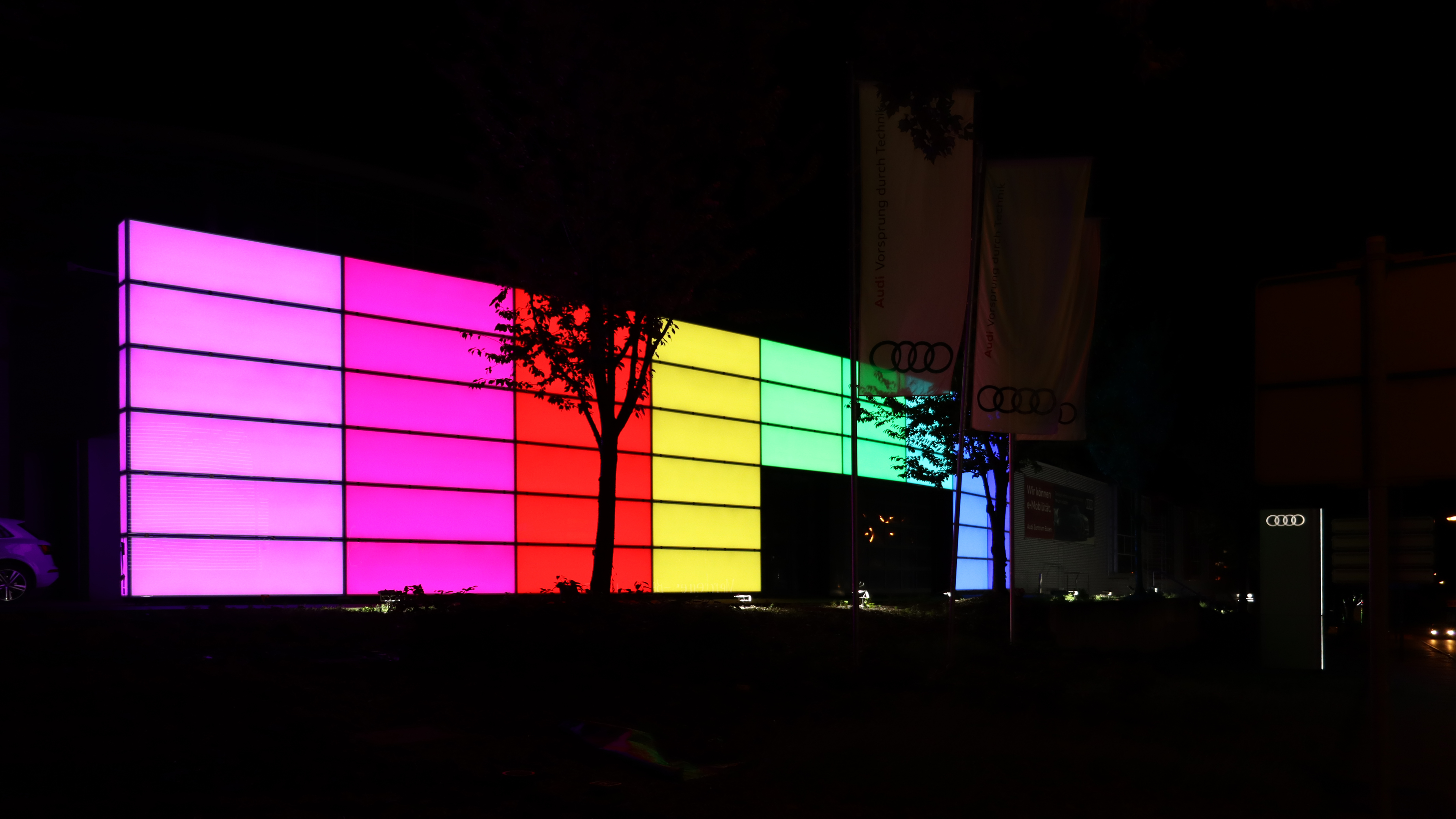 LED-Fassade mit Farbwechsel am Audi-Zentrum Essen.