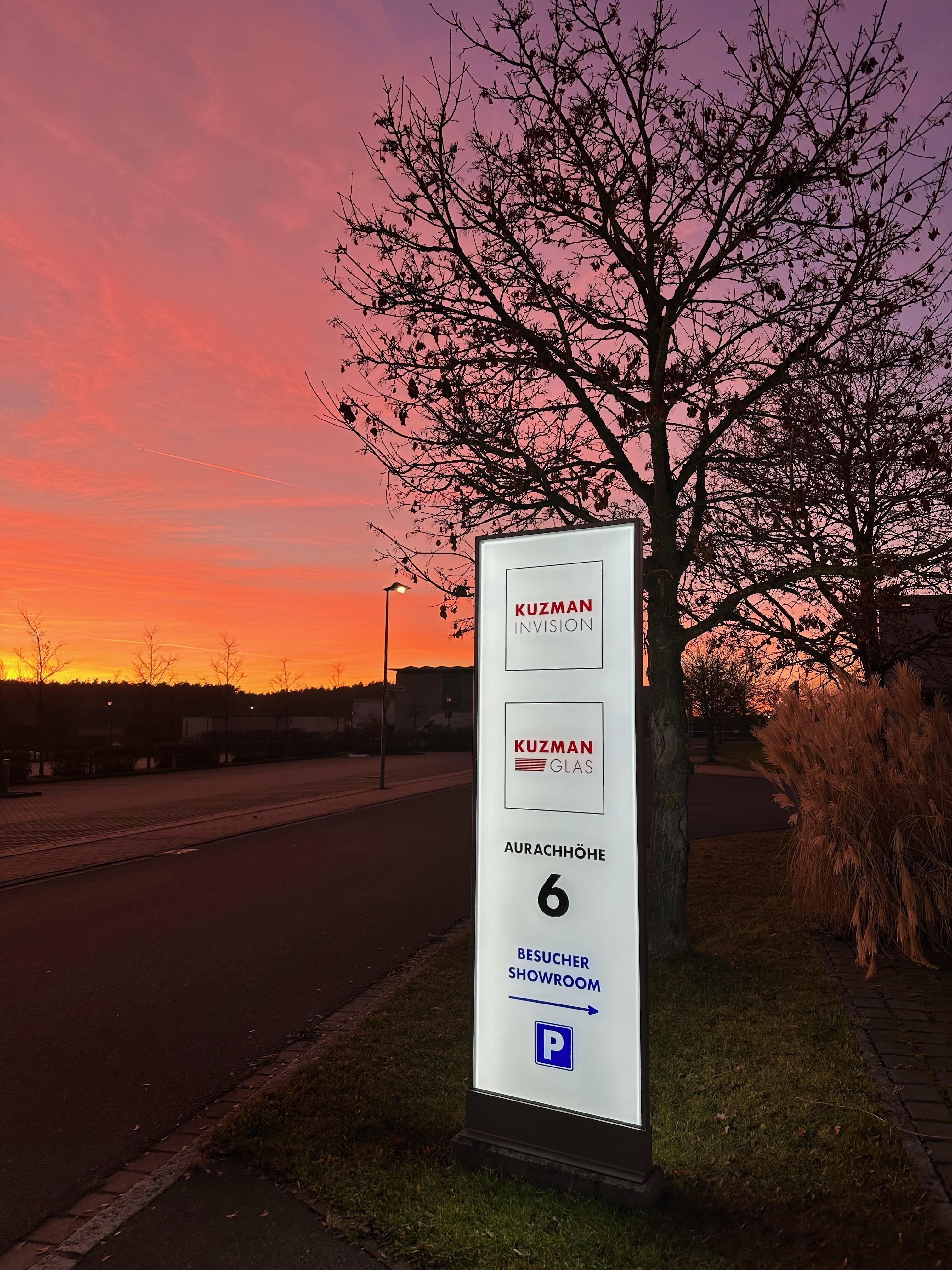 LED-Panel mit Schutzart IP65 als Firmenschild im Außenbereich