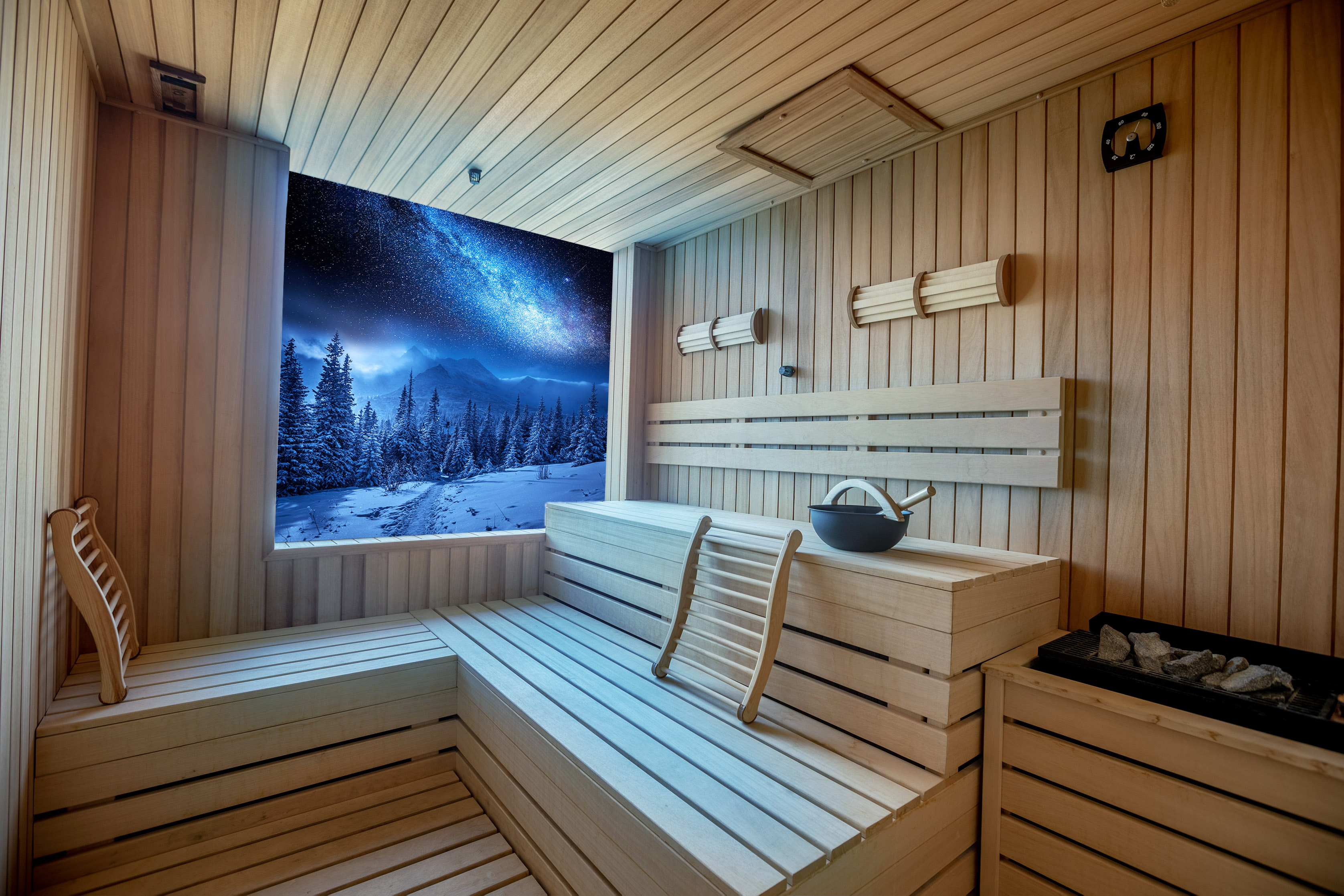 Dimmbare, hitzebeständige LED-Beleuchtung in einer Sauna: Das leuchtende LED-Motiv an der Wand wirkt wie ein Fenster zu einer Winterlandschaft.