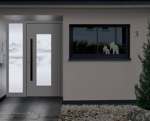 Moderne, weiße Haustür, bei der ein Glaselement in der Mitte und das Seitenteil aus gläsernen LED-Panels bestehen. Diese Haustür-Beleuchtung hat ein Motiv mit stilisierten Bergen.