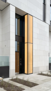 LED-Panels: Outdoor-Beleuchtung einer "Säule" neben dem Eingang eines Mehrfamilienhauses.