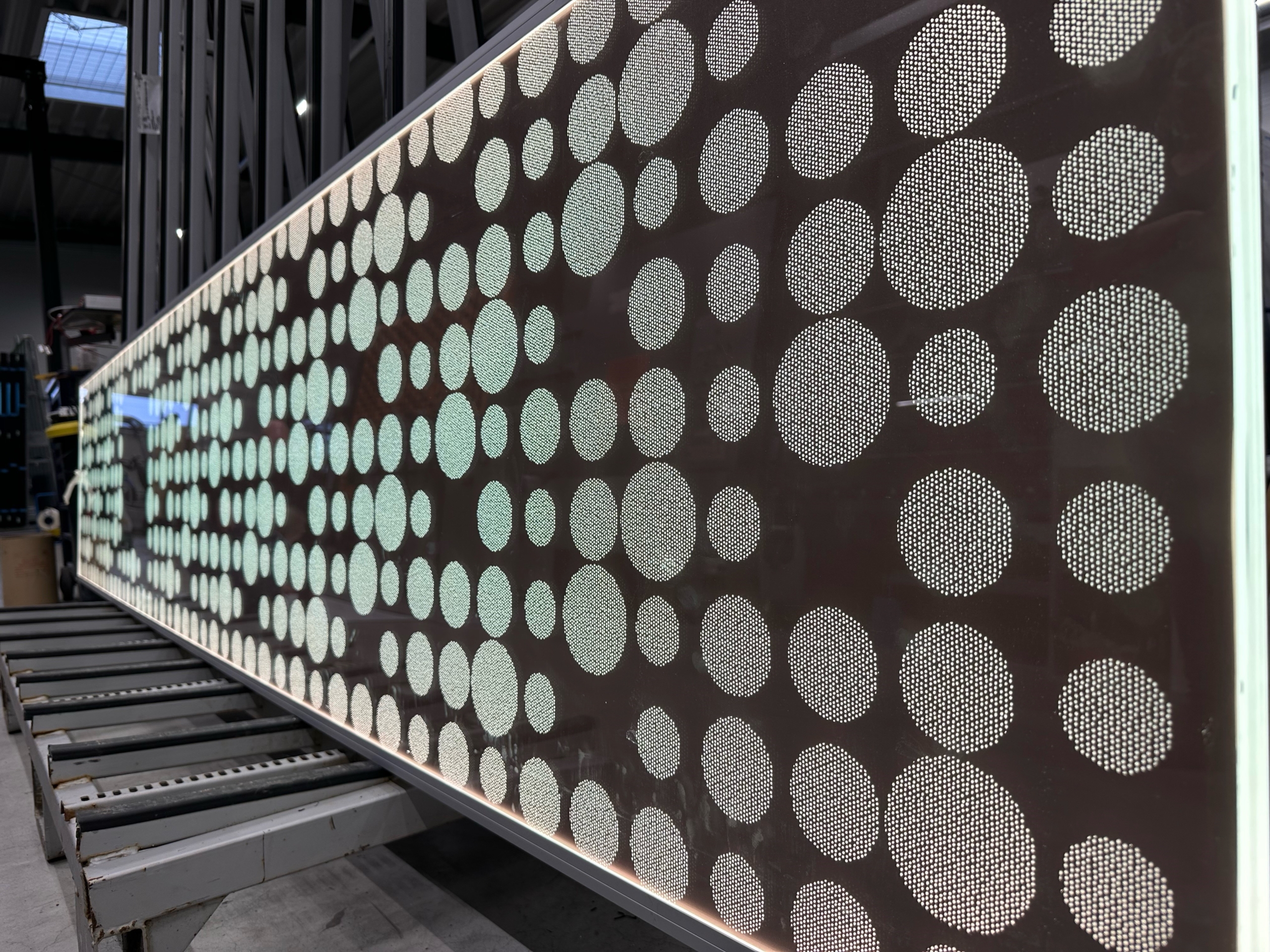 Outdoor-LED-Panel mit kreisförmigen Leuchtflächen, die später hinter einer Lochblende leuchten werden. Gut zu sehen sind die einzelnen gelaserten Leuchtpunkte.