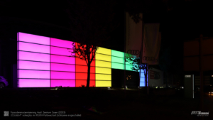 LED-Panels: Outdoor-Beleuchtung der Fassade eines Audi-Autohauses mit Farbwechsel.