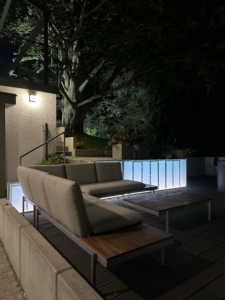 LED-Panels: Outdoor-Terrassenbeleuchtung im Stil von nebeneinander stehenden Steinstelen mit Farbverlauf weiß-hellblau.