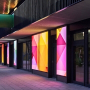 Bunte LED-Panels beleuchten den Bereich vor dem Erdgeschoss des Kindergartens Tannenhof in Remscheid