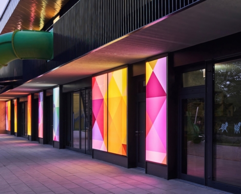 Bunte LED-Panels beleuchten den Bereich vor dem Erdgeschoss des Kindergartens Tannenhof in Remscheid