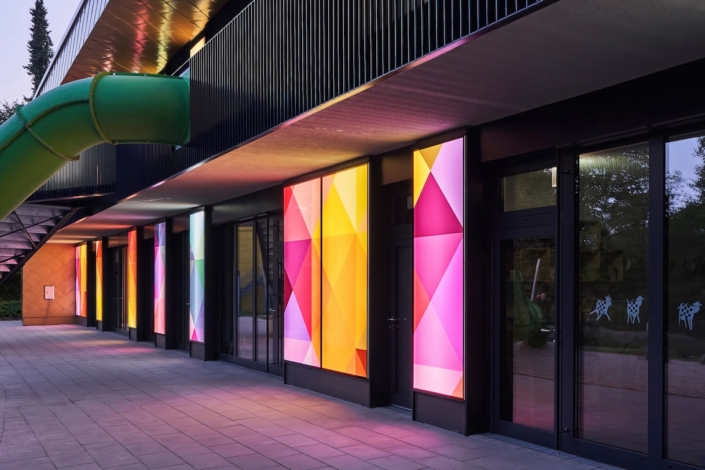 Bunte LED-Panels beleuchten den Bereich vor dem Erdgeschoss des Kindergartens Tannenhof in Remscheid